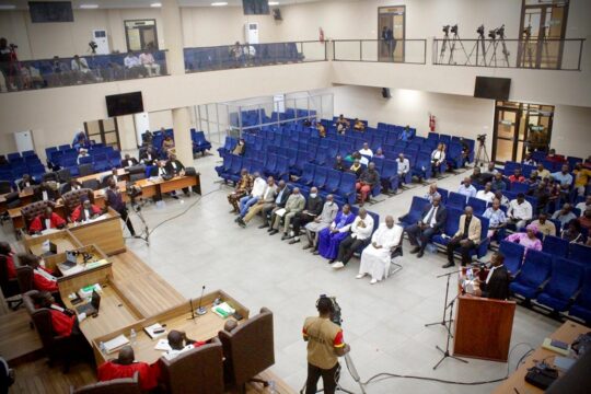 C'est le temps des plaidoiries et des réquisitions (la prison à vie) dans le procès du 28 septembre à Conakry (Guinée). Photo : l'ex-Président Moussa Dadis Camara et ses co-accusés sont sortis de leur box ; ils sont au plus près des avocats et des magistrats, assis face au tribunal.
