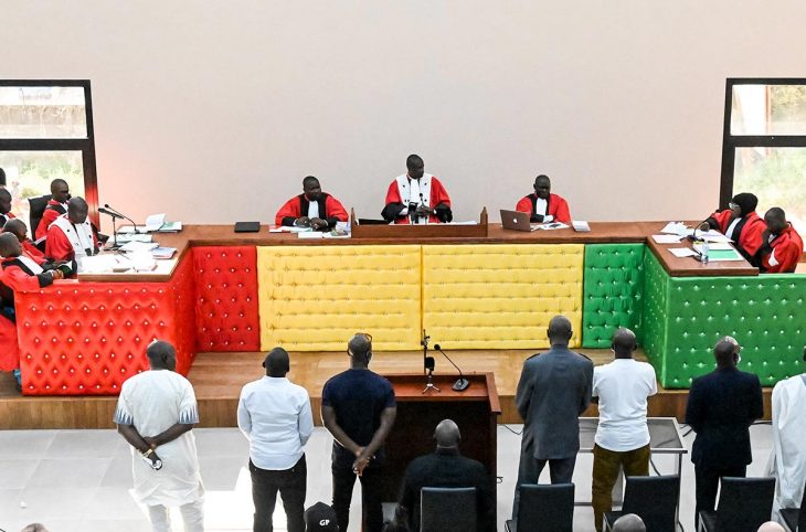 Au tribunal de Conakry (qui juge les responsables du massacre au stade du 28 septembre 2009 en Guinée), des accusés font face au juge et président Ibrahima Sory II Tounkara. Ce dernier est assis sur une estrade aux couleurs du drapeau guinéen.