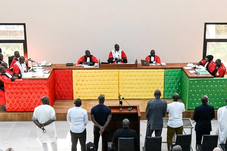 At the court in Conakry (which is judging those responsible for the massacre at the September 28, 2009 stadium in Guinea), defendants face the judge and president Ibrahima Sory II Tounkara. The latter is seated on a podium with the colors of the Guinean flag.