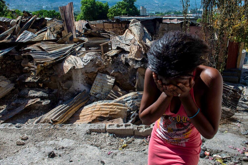 In Haiti, gangs are wreaking havoc and the country is undergoing a severe political crisis. What hope is there for justice? Could a form of transitional justice be envisaged to accompany the involvement of the UN and foreign countries (especially the United States) in order to restore order? Photo: a woman cries in front of the ruins of a house.