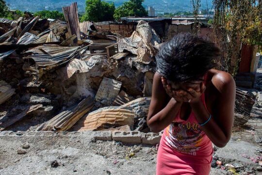 In Haiti, gangs are wreaking havoc and the country is undergoing a severe political crisis. What hope is there for justice? Could a form of transitional justice be envisaged to accompany the involvement of the UN and foreign countries (especially the United States) in order to restore order? Photo: a woman cries in front of the ruins of a house.