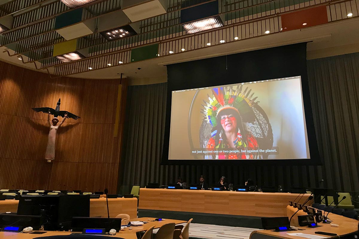 En marge de l'assemblée de la CPI à New York, Valdelice Veron intervient en vidéo depuis la COP28. Elle porte la parole du peuple Guarani-Kaiowá (Brésil) et des victimes de crimes environnementaux.