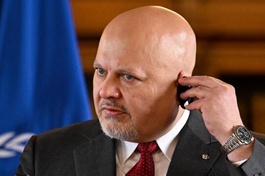 Karim Khan, the prosecutor of the International Criminal Court (ICC), is accused of sexual misconduct. Photo : Khan manipulates an earpiece in his ear.