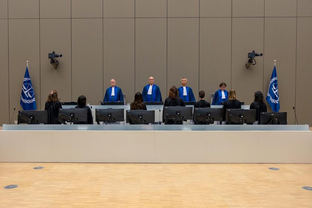 Cour pénale internationale (CPI) : le jugement enfin prononcé dans l'affaire Yekatom et Ngaïssona, pour des crimes commis en République Centrafricaine. Photo : les 4 juges de la chambre de première instance adoptent une pose solennelle dans la salle d'audience de la CPI à la Haye.