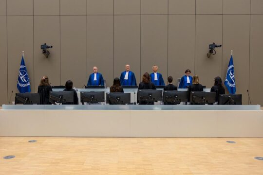 Cour pénale internationale (CPI) : le jugement enfin prononcé dans l'affaire Yekatom et Ngaïssona, pour des crimes commis en République Centrafricaine. Photo : 4 juges entrent dans la salle d'audience de la CPI à la Haye.
