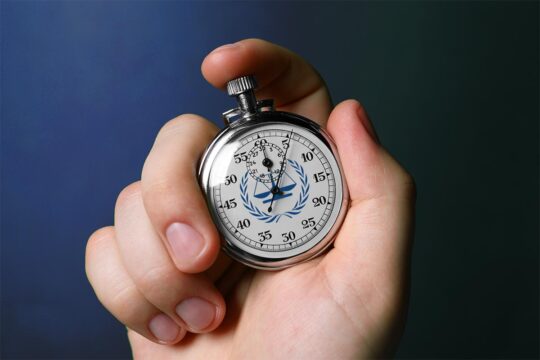 US sanctions against the International Criminal Court (ICC): the court is now facing an ultimatum and has only a short time left. Photo: a montage showing a hand holding a stopwatch (with its thumb on the start/stop button) into which the ICC logo has been placed.