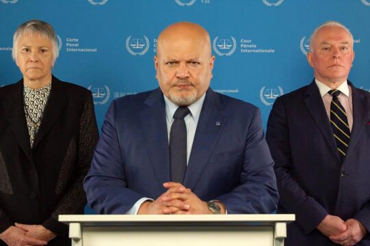 L'équipe de la Cour pénale internationale (CPI) à l'origine des mandats d'arrêt à l'encontre des dirigeants d'Israël et du Hamas. Photo : Karim Khan, Brenda Hollis et Andrew Cayley.