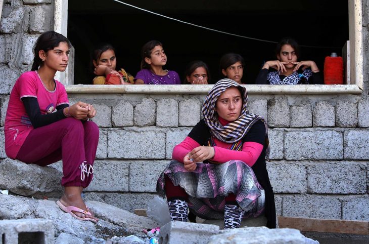 Une femme et des jeunes filles yézidies réfugiées