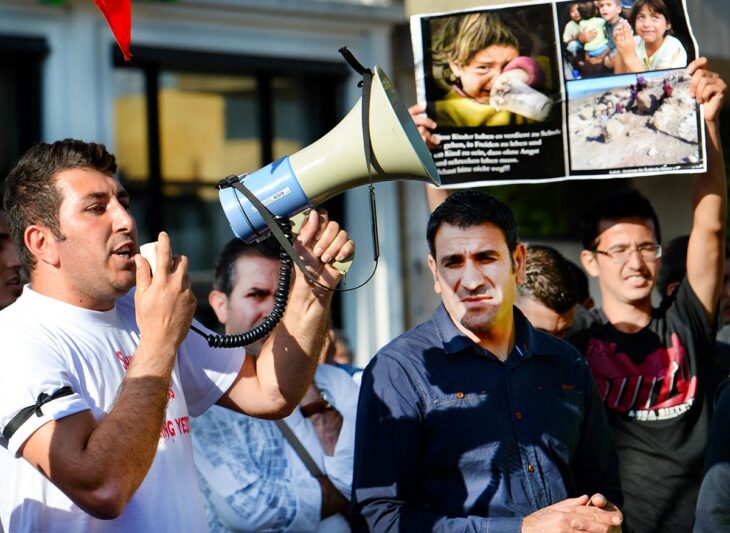 Des Kurdes manifestent aux Pays-Bas en soutien aux Yézidis et aux chrétiens d'Irak, victimes des violences de l'État islamique.