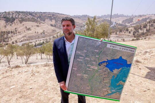 Colonisation de la Palestine (Cisjordanie) par Israël - Le ministre israélien des Finances, Bezalel Smotrich, tient une carte. Derrière lui on aperçoit la colonie de colonie de Maale Adumim.