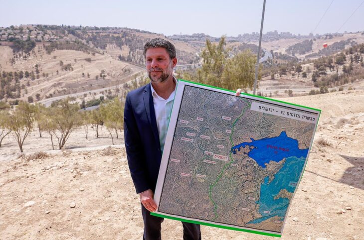 Colonisation de la Palestine (Cisjordanie) par Israël - Le ministre israélien des Finances, Bezalel Smotrich, tient une carte. Derrière lui on aperçoit la colonie de colonie de Maale Adumim.