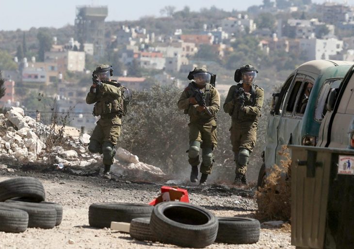 Des soldats israéliens patrouillent en territoire occupé (Cisjordanie / Palestine)