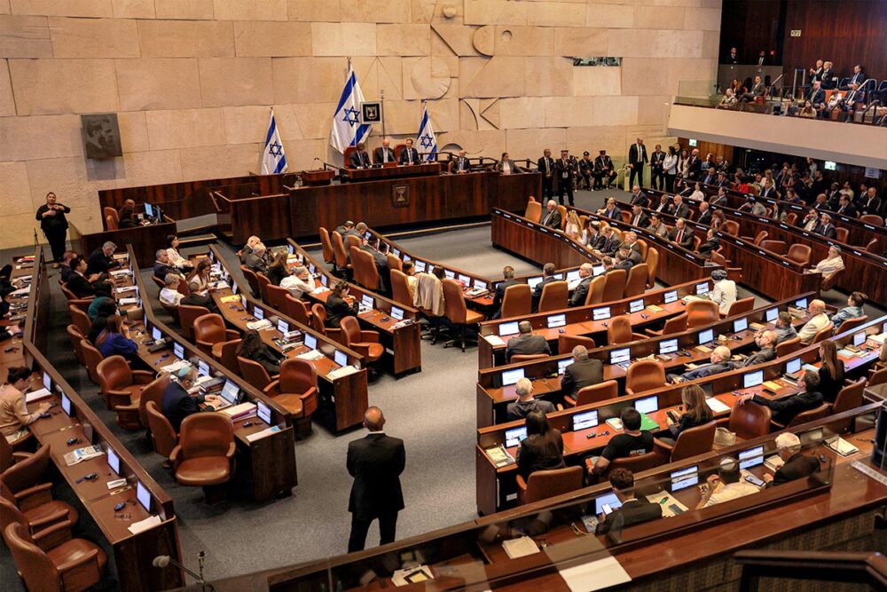 Le 11 mai 2026, la Knesset a adopté une loi portant création d’un tribunal militaire spécial sur les attaques du 7 Octobre, qui affaiblit les garanties d’indépendance et de procès équitable pour les crimes les plus graves. Photo : © Menahem Kahana / AFP Le parlement israélien (Knesset) a voté une loi pour la création d'un Tribunal militaire afin de juger les auteurs des crimes du 7 octobre 2023. Photo : session du parlement en Israël.