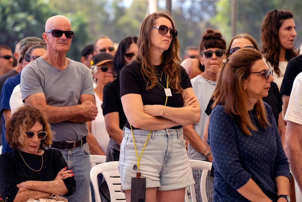 Près de trois ans après l’attaque du 7 octobre 2023 perpétrée par le Hamas contre Israël, les familles de victimes continuent de demander justice. Ici, une cérémonie mémorielle est organisée dans le kibboutz de Kfar Aza, dans le sud d'Israël près de la frontière avec la bande de Gaza, le 16 octobre 2025. Photo : © Maya Levin / AFP La justice est-elle possible à Jérusalem ?