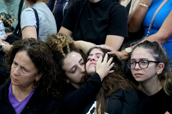 Le droit international vu d'Israël. Photo : des membres de la famille de Naor Hassisim (assassiné par le Hamas le 7 octobre 2023), lors de ses funérailles en Israël.