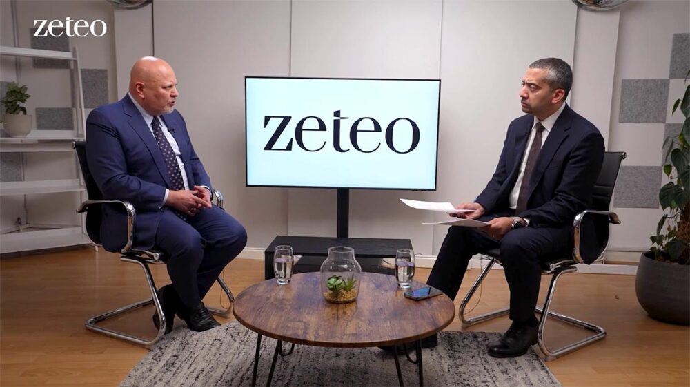Karim Khan, le procureur de la Cour pénale internationale (CPI), répond aux questions de Mehdi Hassan (portant essentielle sur l'enquête contre lui et les allégations de harcèlement sexuel) lors d'un entretien exclusif pour Zeteo. Image : capture vidéo de l'entretien où Khan et Hassan se font face sur un plateau, assis dans des fauteuils.