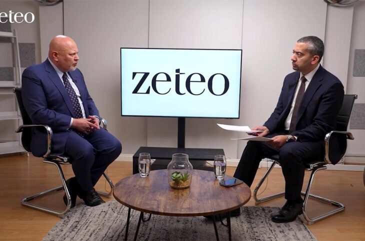 Karim Khan, le procureur de la Cour pénale internationale (CPI), répond aux questions de Mehdi Hassan (portant essentielle sur l'enquête contre lui et les allégations de harcèlement sexuel) lors d'un entretien exclusif pour Zeteo. Image : capture vidéo de l'entretien où Khan et Hassan se font face sur un plateau, assis dans des fauteuils.