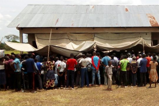 Vue extérieure de salle d'audience, où la foule s'est amassée, dans le procès Nsumbu (Kasaï / R.D. du Congo)