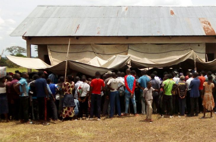 Exterior view of the courtroom where a crowd gathered around, in the Nsumbu trial (Kasai / D.R. Congo)