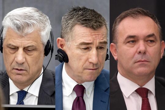 Au tribunal pour le Kosovo (basé à La Haye aux Pays-Bas), Hashim Thaçi, Kadri Veseli et Rexhep Selimi sont jugés pour crimes de guerre et crimes contre l'humanité.