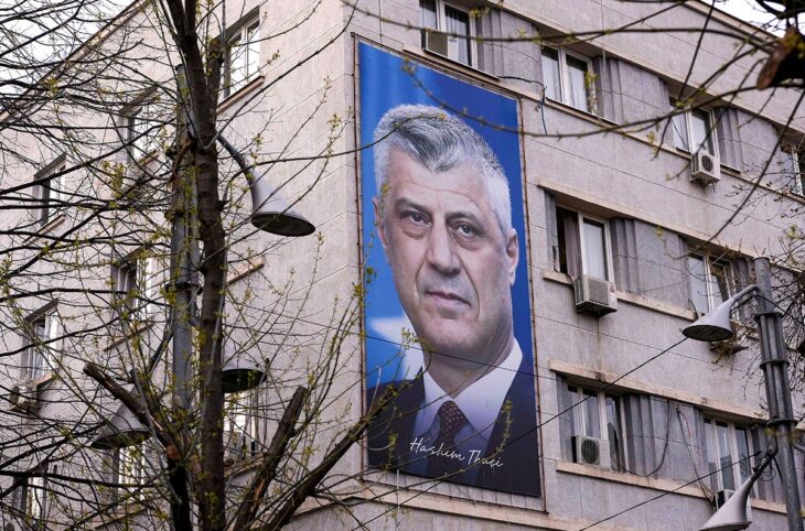 Procès d'Hashim Thaçi à La Haye - L'ex-président du Kosovo s'affiche sur un poster géant à Pristina