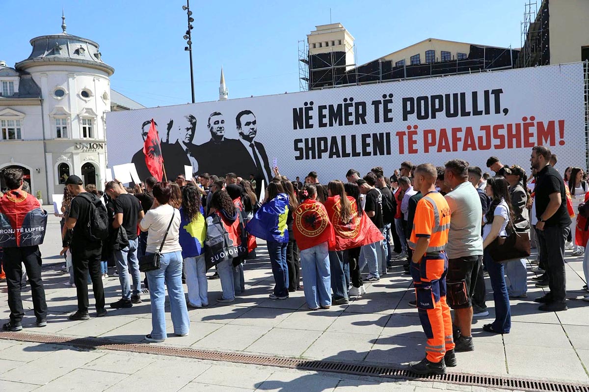 Manifestation au Kosovo contre le verdict rendu par les Chambres spécialisées du Kosovo inculpant 4 ex-membres de l'Armée de libération du Kosovo (UCK), pour crimes de guerre.