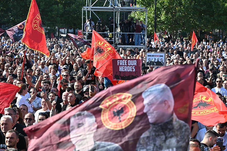 Manifestation à Pristina (Kosovo) en soutien aux 4 accusés des Chambres spécialisés du Kosovo.