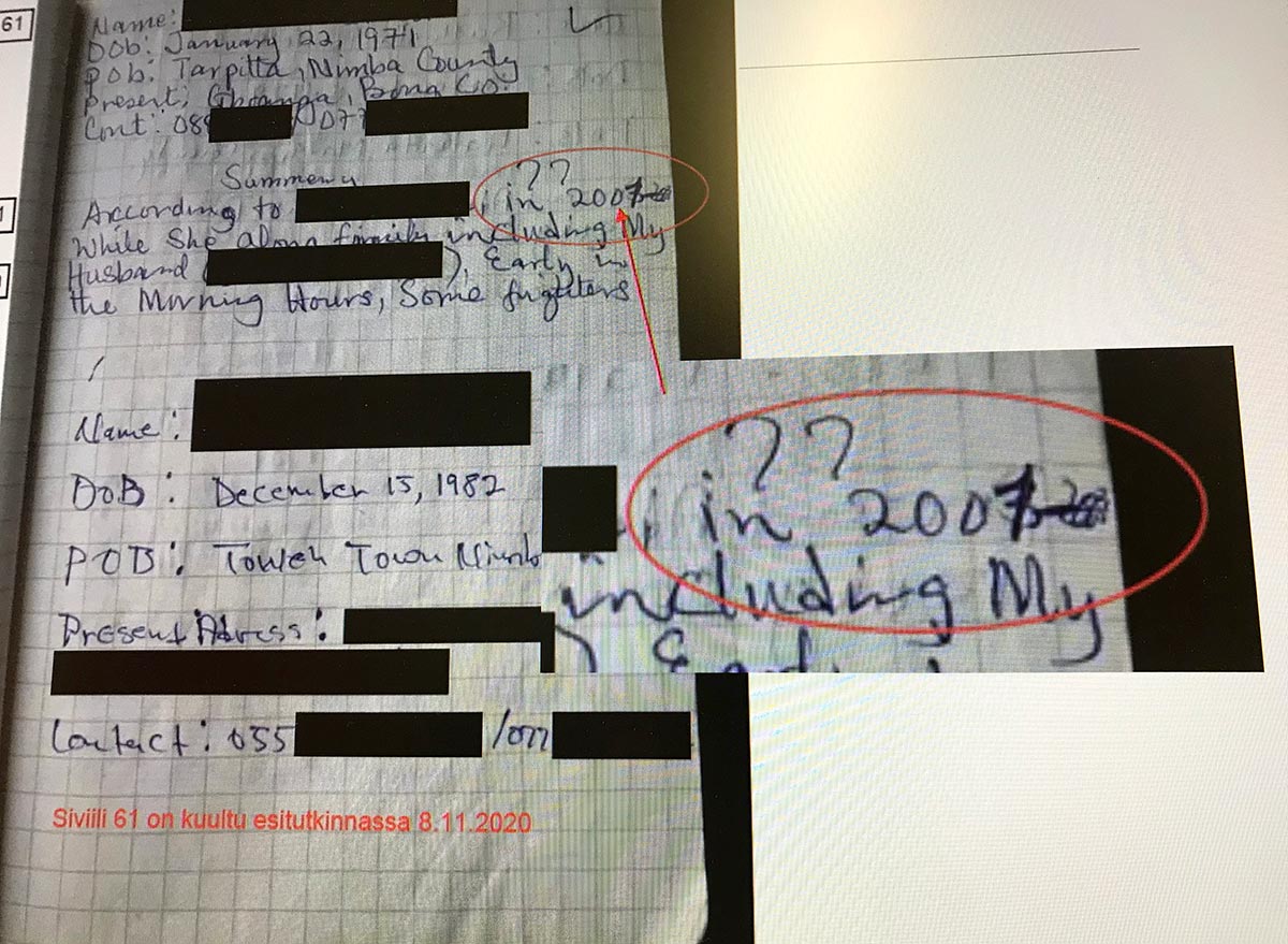 Sur un carnet de notes (photo prise sur un écran d'ordinateur), des dates sont écrites à la main et plusieurs fois corrigées et barrées ("2001, 2002, 2003").