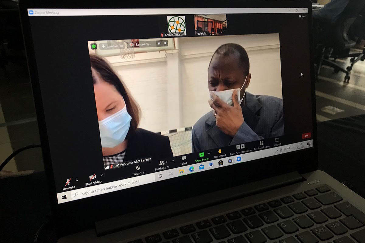 Procès Massaquoi : Gibril Massaquoi et son avocate, en liaison vidéo depuis une prison en Finlande