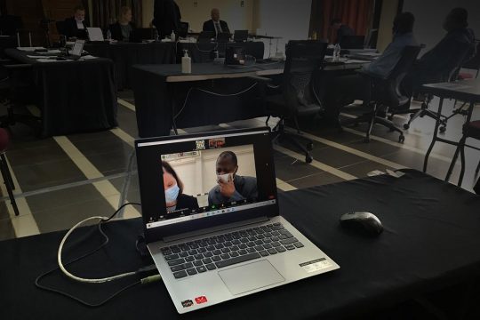 Salle d'audience du procès Massaquoi (Liberia). L'accusé assiste au procès depuis la Finlande.