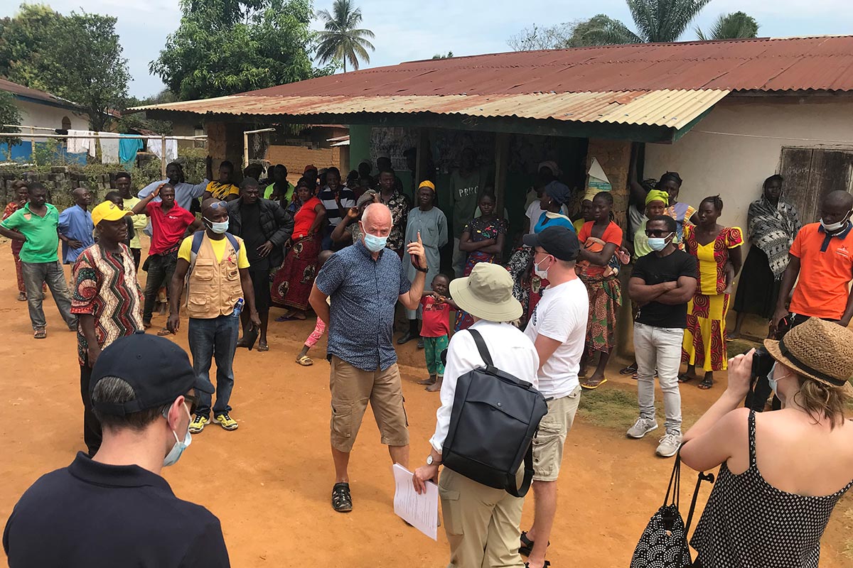 Thomas Elfgren et la cour finlandaise en visite dans le village de Kamatahun au Liberia.