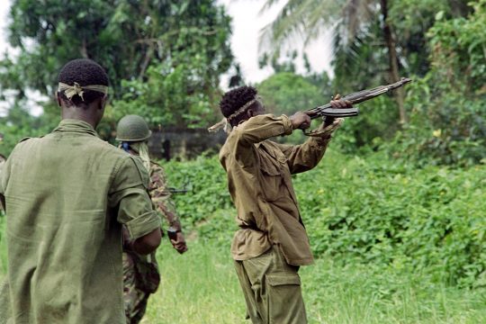 Des combattants de l'Ulimo patrouillent dans le nord de Monrovia (Liberia)