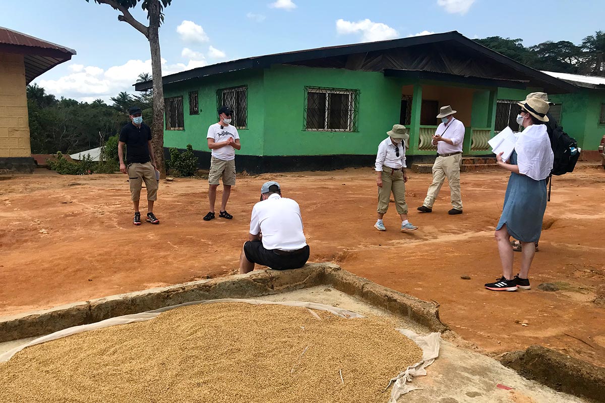 La Cour finlandaise en visite au village de Kamatuhun Hassal, dans le comté du Lofa (Liberia)