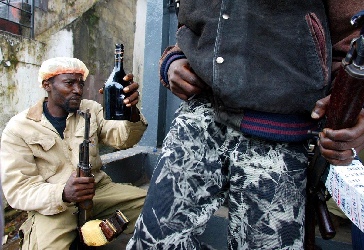 Government soldiers in civilian clothes and armed (Monrovia - Liberia)