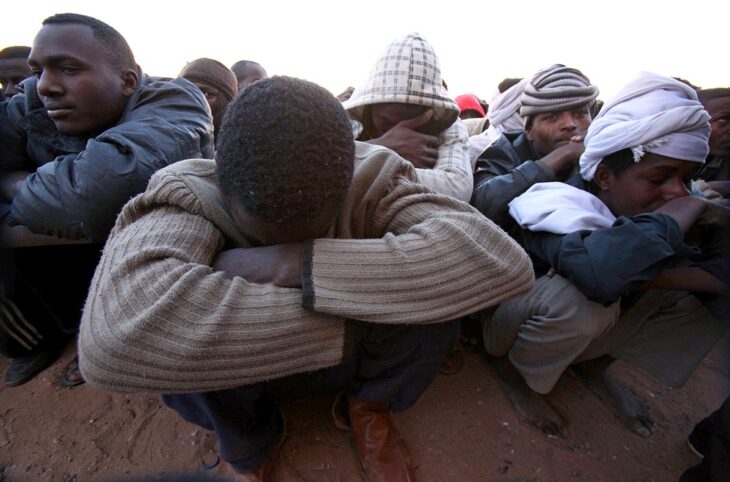 Procès d'Amanuel Walid aux Pays-Bas pour trafic d'êtres humains en Libye. Photo : des migrants africains sont assis et serrés par terre dans un camp de détention à Kufra, en Libye.