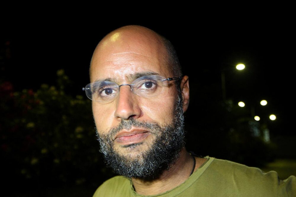 Saif al-Islam Kadhafi, fils de Mouammar Kadhafi (ancien dictateur libyen) a été assassiné en Libye alors qu'il était visé par un mandat d'arrêt de la Cour pénale internationale (CPI). Photo : portrait de Kadhafi de nuit.