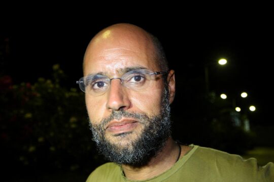 Saif al-Islam Kadhafi, fils de Mouammar Kadhafi (ancien dictateur libyen) a été assassiné en Libye alors qu'il était visé par un mandat d'arrêt de la Cour pénale internationale (CPI). Photo : portrait de Kadhafi de nuit.