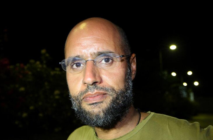 Saif al-Islam Kadhafi, fils de Mouammar Kadhafi (ancien dictateur libyen) a été assassiné en Libye alors qu'il était visé par un mandat d'arrêt de la Cour pénale internationale (CPI). Photo : portrait de Kadhafi de nuit.