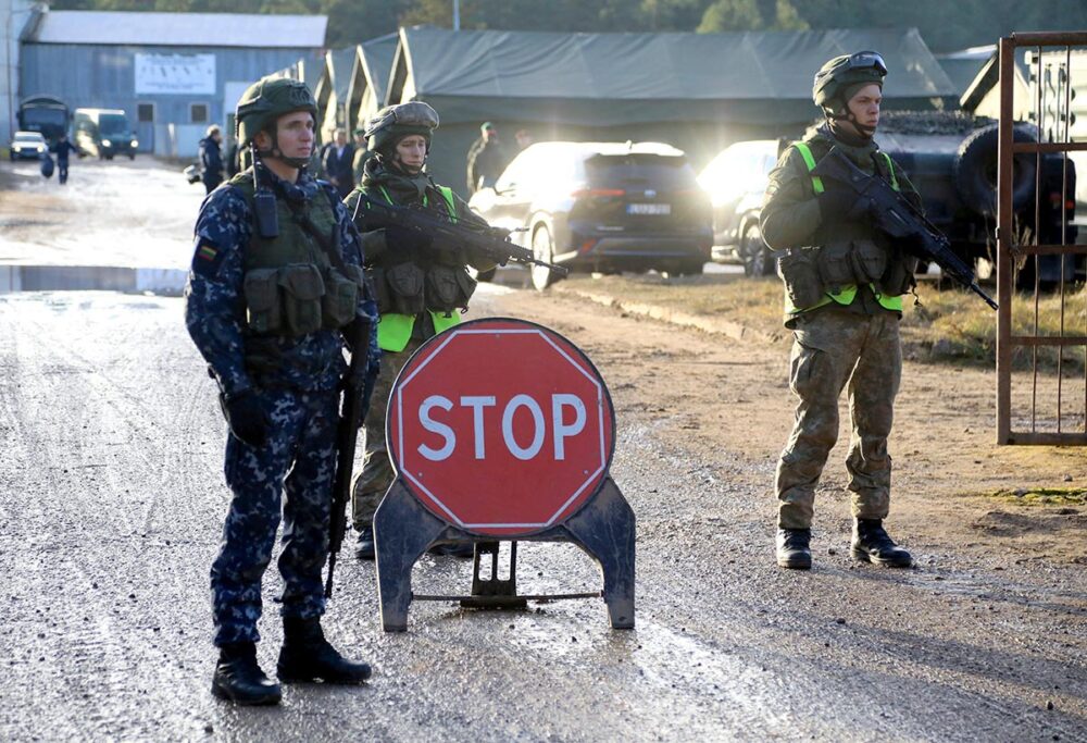 Soldiers from the Lithuanian Armed Forces in Druskininkai, Lithuania, in November 2021, near the Belarusian border. That year, 4,115 irregular migrants entered Lithuania via the border with Belarus; most were from Iraq, whilst the others came mainly from the Congo, Cameroon, Syria and Iran, according to figures from the Ministry of the Interior. Photo: © Petras Malukas / AFP Soldiers on the Lithuanian border