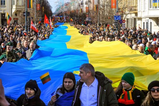 In a street of Vilnius (Lithuania) crowded with demonstrators, a huge flag of Ukraine is deployed on the road, held by Lithuanians.