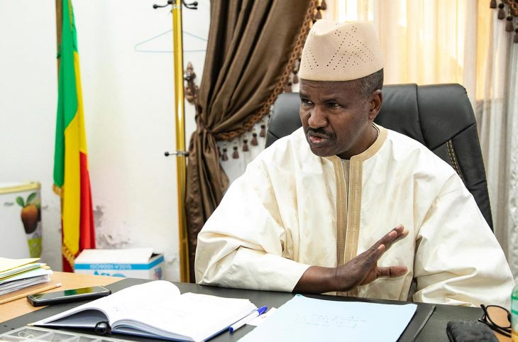 Ousmana Oumarou Sidibé, installé à son bureau, répond aux questions de Justice Info