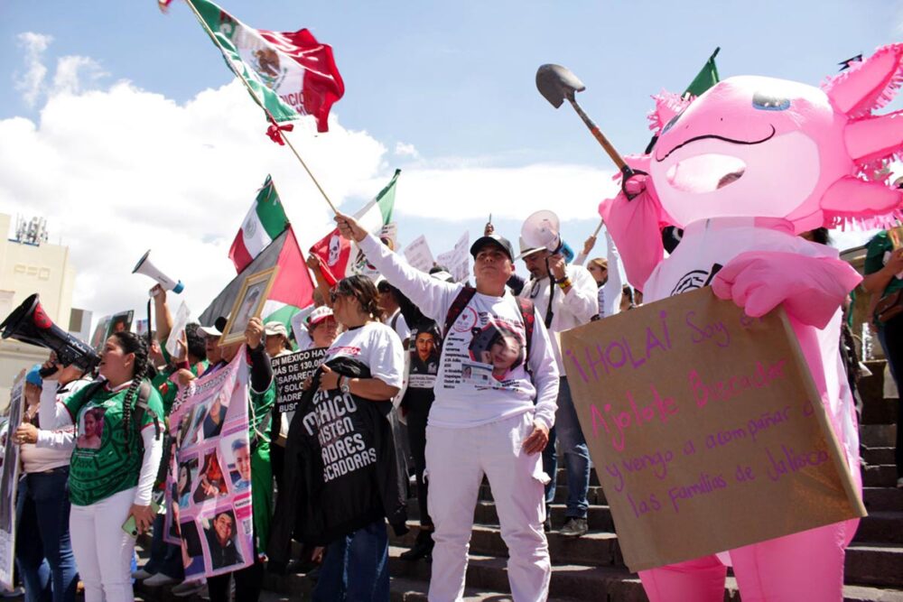 En marge de la Coupe du monde, dans le centre-ville de Guadalajara (Mexique), des familles manifestent pour demander aux autorités de les aider à retrouver et à identifier leurs proches victimes de disparitions forcées. Photo : © Centro de Justicia para la Paz y el Desarrollo (Cepad) Coupe du monde : à la recherche des disparus au Mexique