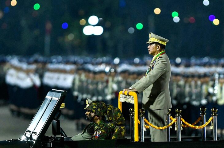 Myanmar - Mandat d'arrêt de la Cour pénale internationale (CPI) contre le général Min Aung Hlaing. Photo : Le chef de l'Etat birman debout en uniforme dans un véhicule, lors d'un défilé militaire.