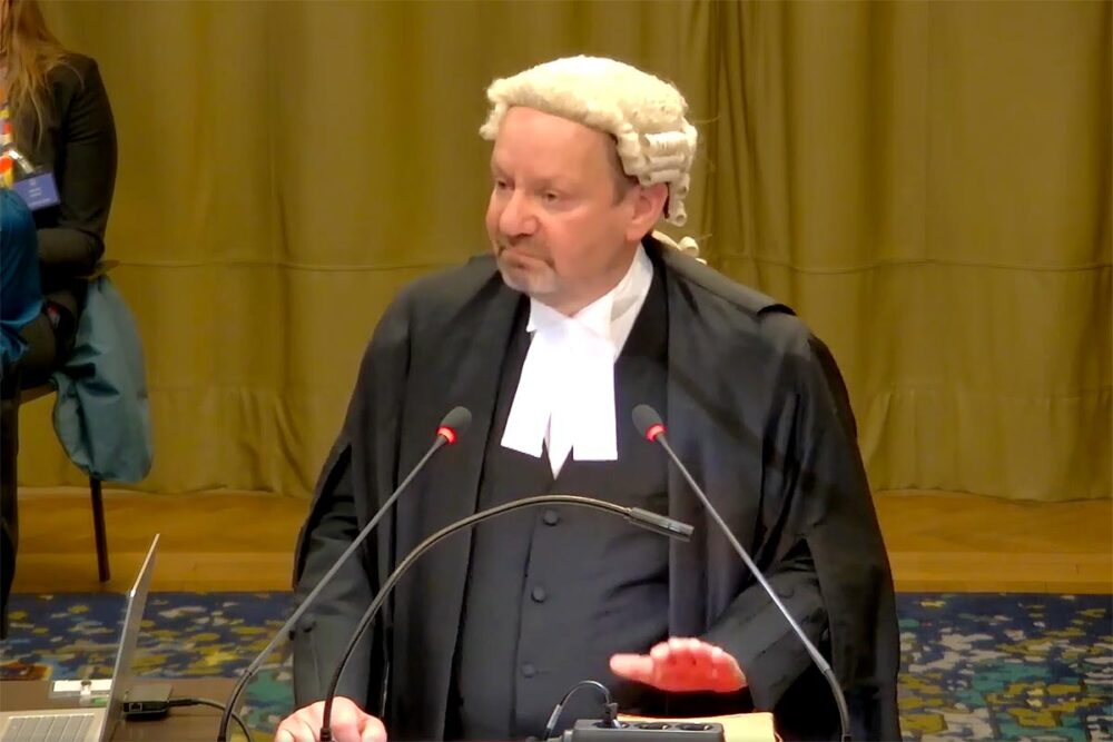 La Gambie accuse le Myanmar de génocide devant la Cour internationale de justice (CIJ) à La Haye, aux Pays-Bas. Image (capture vidéo) : Philippe Sands (avocat principal / défenseur de la Gambie) s'exprime en s'appuyant sur un ouvrage de Raphael Lemkin qu'il a placé sur son pupitre.