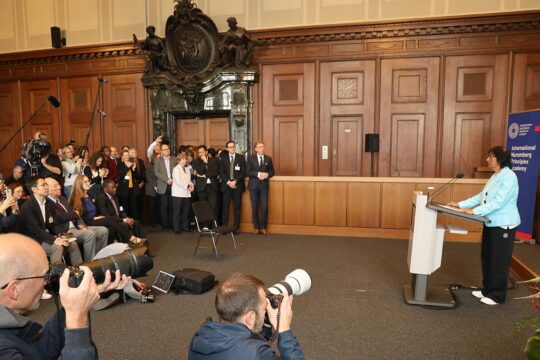 Navi Pillay (juriste expérimentée et spécialisée en droit international) reçoit le prix Nobel de la Paix à Nuremberg. Photo : Pillay prononce un discours devant la presse dans le Palais de justice de Nuremberg.