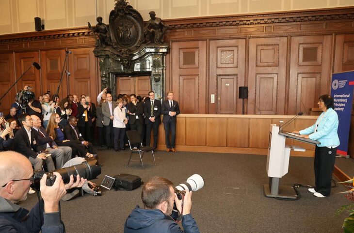 Navi Pillay (juriste expérimentée et spécialisée en droit international) reçoit le prix Nobel de la Paix à Nuremberg. Photo : Pillay prononce un discours devant la presse dans le Palais de justice de Nuremberg.