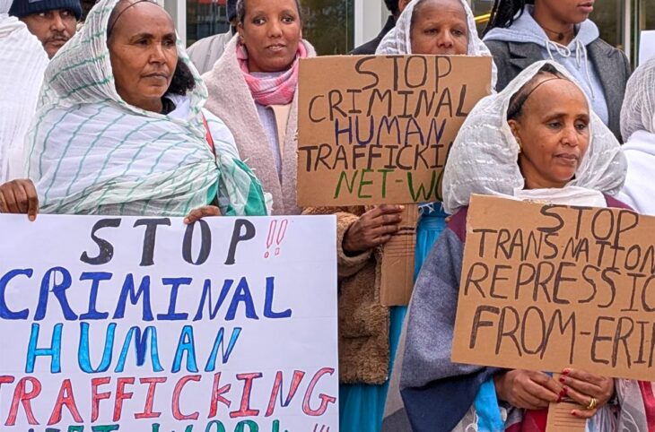 Trafic d'êtres humains en Libye provenant d'Erythrée : un procès aux Pays-Bas. Photo : des femmes Érythréennes manifestent devant le tribunal de Zwolle, lors du procès Walid.