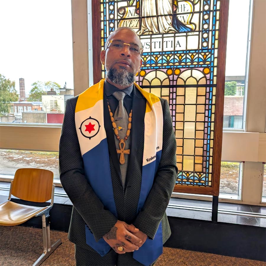 Angelo Vrolijk a fait le déplacement de Bonaire à La Haye (Pays-Bas) pour le procès climatique dont il est, entre autres, à l'origine.