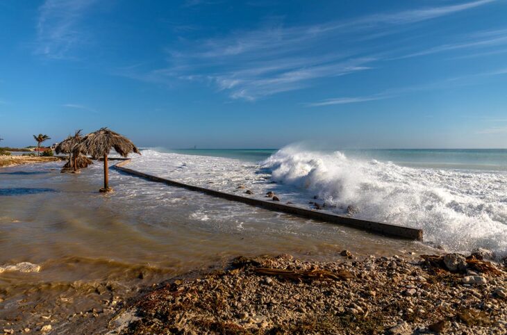 L'île de Bonaire attaque en justice les Pays-Bas (lieu du procès) pour son inaction face au réchauffement climatique. Photo : une plage de Bonaire submergée par des vagues.