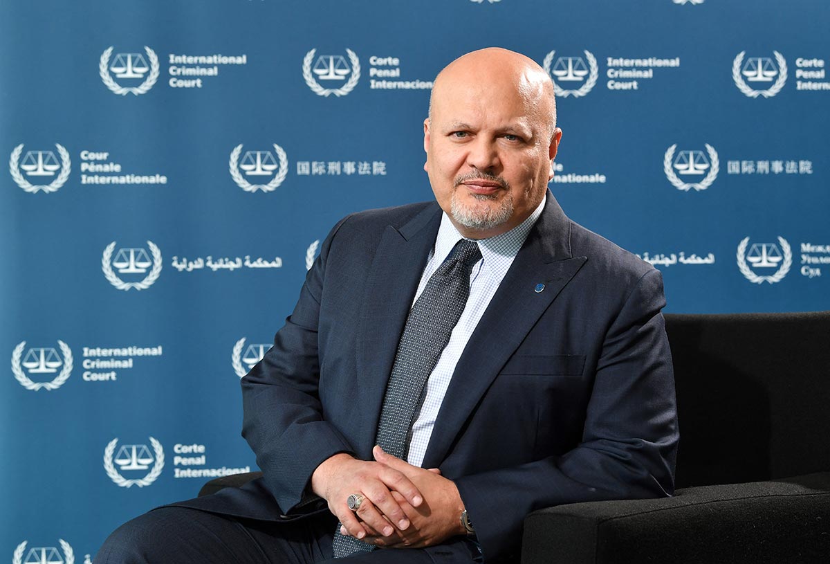 Karim Khan, le procureur de la Cour pénale internationale (CPI) pose devant l'objectif d'un photographe.